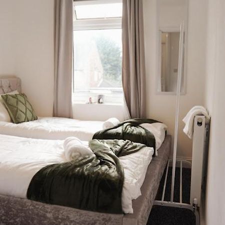 Home In Speke- 8 Mins Walk To Airport Экстерьер фото