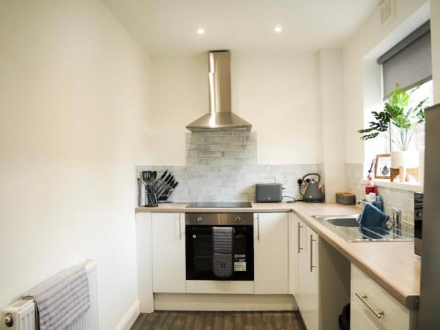 Home In Speke- 8 Mins Walk To Airport Экстерьер фото