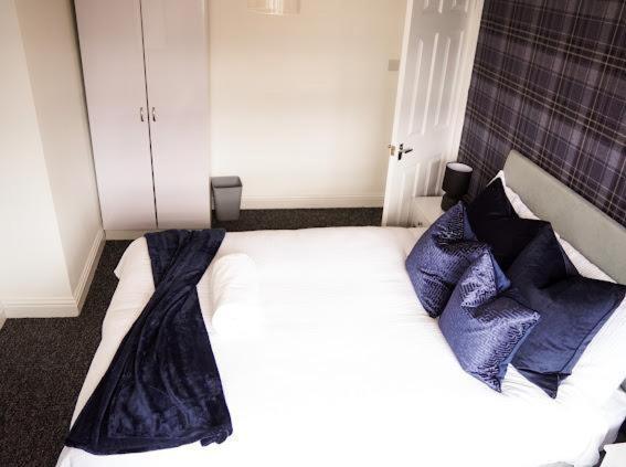 Home In Speke- 8 Mins Walk To Airport Экстерьер фото