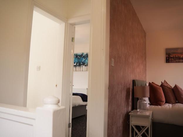 Home In Speke- 8 Mins Walk To Airport Экстерьер фото