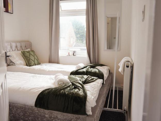 Home In Speke- 8 Mins Walk To Airport Экстерьер фото