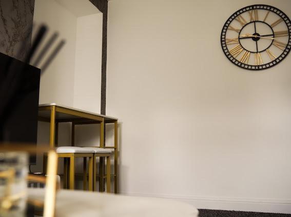 Home In Speke- 8 Mins Walk To Airport Экстерьер фото