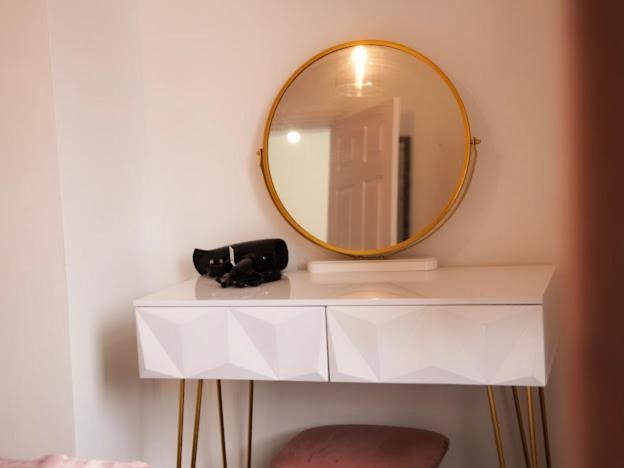 Home In Speke- 8 Mins Walk To Airport Экстерьер фото