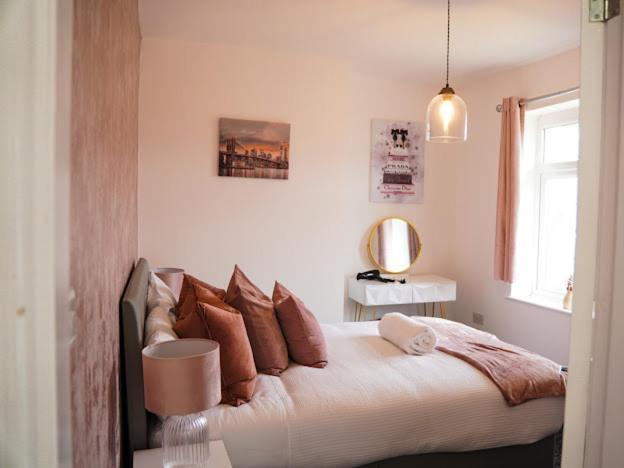 Home In Speke- 8 Mins Walk To Airport Экстерьер фото