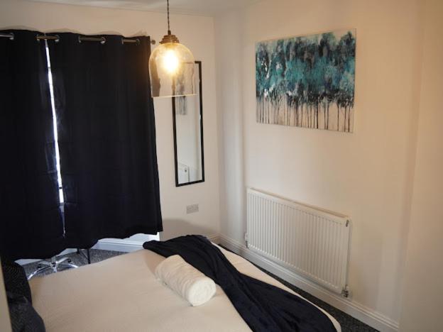 Home In Speke- 8 Mins Walk To Airport Экстерьер фото