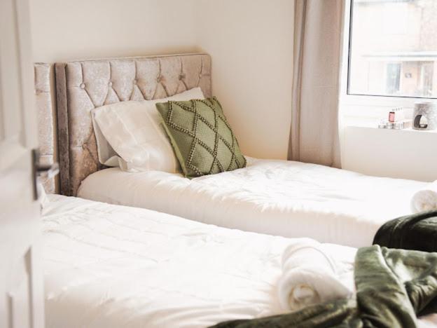 Home In Speke- 8 Mins Walk To Airport Экстерьер фото