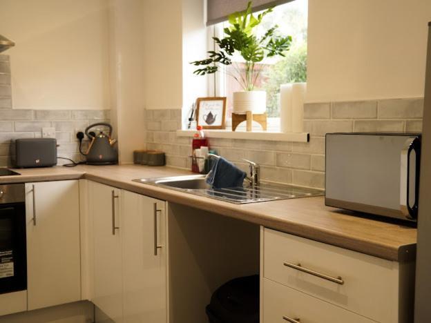 Home In Speke- 8 Mins Walk To Airport Экстерьер фото