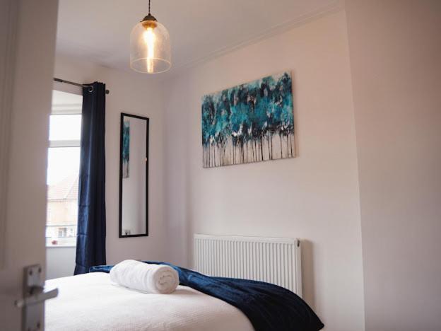 Home In Speke- 8 Mins Walk To Airport Экстерьер фото